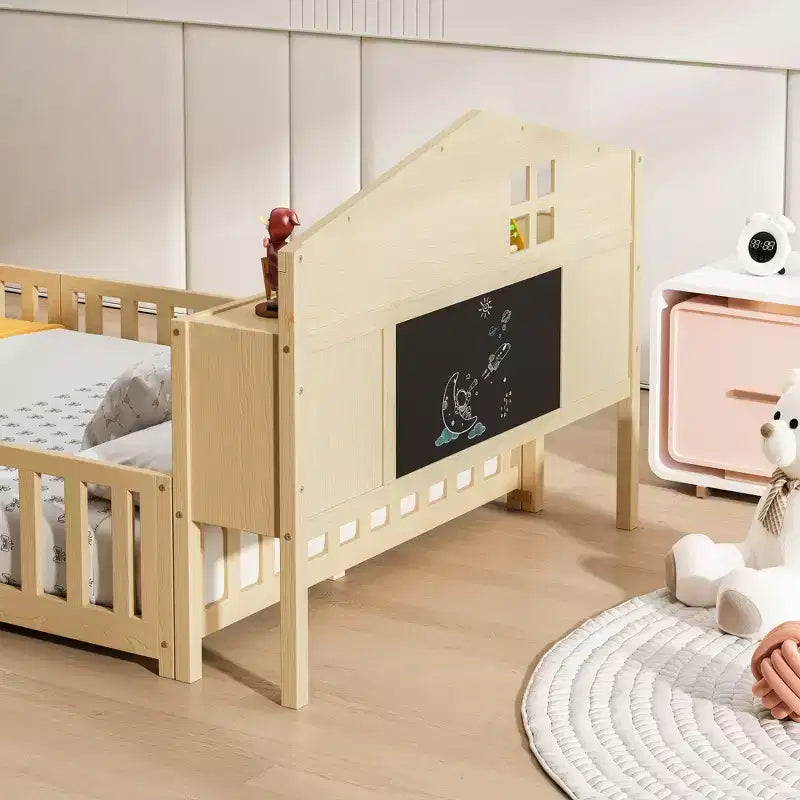 Vollgroßes Bodenbett, Massivholz-Plattformbett mit Schutzgeländern und Stauraum-Kopfteil, geeignet für Kinder und Jugendliche